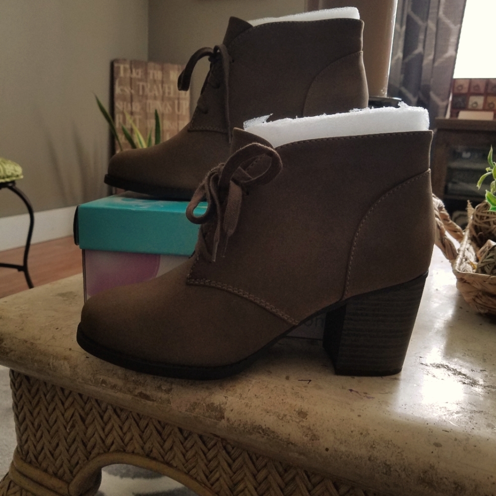 NWOT Ladies block heel bootie, size 11M, Brown, suede like material